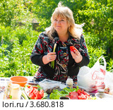 Счастливая женщина с овощами на природе (2012 год). Редакционное фото, фотограф Игорь Низов / Фотобанк Лори