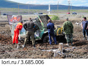Уаз 469 с открытым капотом в болоте (2012 год). Редакционное фото, фотограф Валерий Александрович / Фотобанк Лори