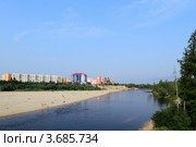 Отдыхающие на песчаном берегу реки Седэ-Яха. Город Новый Уренгой, Ямало-Ненецкий автономный округ (2012 год). Редакционное фото, фотограф Григорий Писоцкий / Фотобанк Лори