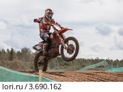 Мотогонщик проходит трассу. Гран-при России Чемпионата мира по мотокроссу в Семигорье, Россия (2012 год). Редакционное фото, фотограф Илья Андриянов / Фотобанк Лори