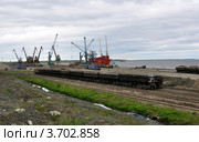 Морской порт в Дудинке. В порту океанское судно (2012 год). Редакционное фото, фотограф Татьяна Рылеева / Фотобанк Лори
