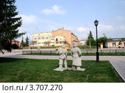 Город Ишим. Казак и крестьянин идут в кинотеатр (2012 год). Редакционное фото, фотограф Александр Тараканов / Фотобанк Лори