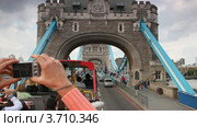 Туристы фотографируют Тауэрский Мост в Лондоне (2010 год). Стоковое видео, видеограф Losevsky Pavel / Фотобанк Лори