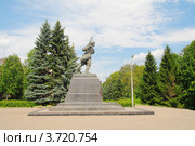 Памятник А. Матросову, установленный на его могиле, город Великие Луки, Псковская область (2012 год). Редакционное фото, фотограф Галина Ермолаева / Фотобанк Лори