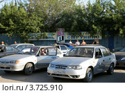 Стоянка автомобилей у вокзала, Струнино, Владимирская область (2012 год). Редакционное фото, фотограф Юлия Кузнецова / Фотобанк Лори