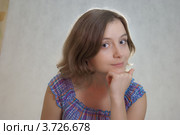 Плечевой портрет юной девушки на сером фоне. Стоковое фото, фотограф Матвеева Наталья / Фотобанк Лори