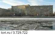 Лодка проплывает рядом с Фрунзенской набережной (тайм лапс) (2011 год). Редакционное видео, видеограф Losevsky Pavel / Фотобанк Лори