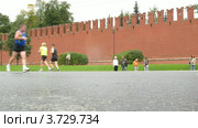 Ноги бегунов на XXX МОСКОВСКОМ МЕЖДУНАРОДНОМ МАРАФОНЕ МИРА (2010 год). Редакционное видео, видеограф Losevsky Pavel / Фотобанк Лори