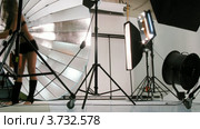 Осветительные приборы и фотомодель в фотостудии, таймлапс (2010 год). Редакционное видео, видеограф Losevsky Pavel / Фотобанк Лори