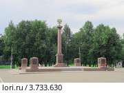 Стела в честь присвоения городу почетного звания "Город воинской славы". Великие Луки, Псковская область (2012 год). Редакционное фото, фотограф Галина Ермолаева / Фотобанк Лори