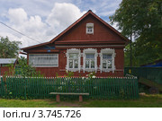Деревянный дом с тремя окнами в городе Верее (2012 год). Стоковое фото, фотограф Павел Широков / Фотобанк Лори