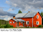 Большой и уютный загородный дом красного цвета. Стоковое фото, фотограф Валерия Попова / Фотобанк Лори