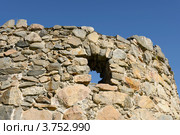 Развалины старого замка. Крепостная стена с бойницами (2012 год). Стоковое фото, фотограф Валерия Попова / Фотобанк Лори