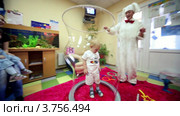 Клоун развлекает детей (2011 год). Редакционное видео, видеограф Losevsky Pavel / Фотобанк Лори