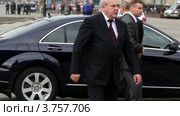 Охранники мэра Москвы Сергея Собянина сопровождают его к машине (2011 год). Редакционное видео, видеограф Losevsky Pavel / Фотобанк Лори