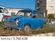 Старый брошенный "Остин Мини Купер" (2012 год). Редакционное фото, фотограф Виктор Карасев / Фотобанк Лори