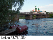 Вид на пешеходный мост, город Олонец, Республика Карелия (2012 год). Стоковое фото, фотограф Вячеслав Палес / Фотобанк Лори