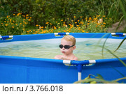Мальчик плавает в сборном бассейне на даче. Стоковое фото, фотограф Кузнецова Юлия (aka Syaochka) / Фотобанк Лори