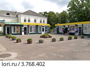 Торговые павильоны в городе Ладушкине Калининградской области (2012 год). Редакционное фото, фотограф Ирина Борсученко / Фотобанк Лори