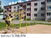 Двор новостройки, город Сафоново, Смоленская область (2012 год). Стоковое фото, фотограф Вячеслав Палес / Фотобанк Лори