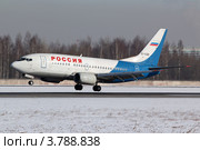 Боинг-737 авиакомпании "Россия" садится в Пулково (2012 год). Редакционное фото, фотограф Сергей Крамарев / Фотобанк Лори