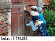 Дети держат подъездную дверь (2012 год). Редакционное фото, фотограф Вячеслав Палес / Фотобанк Лори