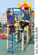 Девочки играют на детской площадке (2012 год). Редакционное фото, фотограф Ольга Забрускова / Фотобанк Лори