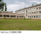 Средняя школа в городе Ладушкине Калининградской области (2012 год). Стоковое фото, фотограф Ирина Борсученко / Фотобанк Лори