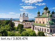 Всехсвятская церковь и Успенский собор Горицкого монастыря в Переславле-Залесском, Ярославской области (2012 год). Редакционное фото, фотограф Владимир Сазонов / Фотобанк Лори