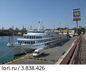 Одесса. Морской вокзал. Пассажирский теплоход "Звезда Днепра" у причала (2012 год). Редакционное фото, фотограф Елена Беклемищева / Фотобанк Лори