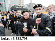 Шеренга националистов перед противостоянием с антифашистами на Марше миллионов, Москва, Россия (2012 год). Редакционное фото, фотограф Николай Винокуров / Фотобанк Лори