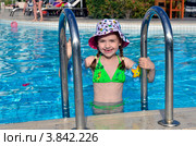 Девочка в открытом бассейне (2012 год). Редакционное фото, фотограф Julia Ovchinnikova / Фотобанк Лори