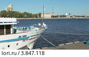 Нос теплохода "Петр Чайковский" у пристани речного вокзала в Санкт-Петербурге (2012 год). Редакционное видео, видеограф Кекяляйнен Андрей / Фотобанк Лори