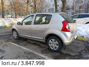 Автомобиль "Renault Sandero" серебристого цвета (2012 год). Редакционное фото, фотограф Сергей Лаврентьев / Фотобанк Лори
