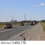 Автомобильное движение по трассе Тюмень-Омск (2012 год). Редакционное фото, фотограф Анатолий Матвейчук / Фотобанк Лори