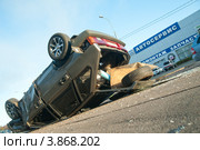 Перевернувшийся автомобиль ВАЗ-2109 на фоне автосервиса (2012 год). Редакционное фото, фотограф Сайганов Александр / Фотобанк Лори