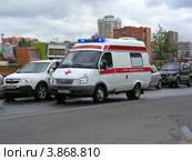 Автомобиль "Скорая медицинская помощь" едет по Суздальской улице. Новокосино. Москва (2012 год). Редакционное фото, фотограф lana1501 / Фотобанк Лори
