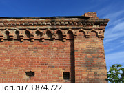 Угол старого кирпичного здания. Город Ирбит (2012 год). Стоковое фото, фотограф Анатолий Матвейчук / Фотобанк Лори