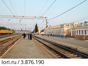 Ишимский железнодорожный вокзал. Пассажиры ождают поезд (2012 год). Редакционное фото, фотограф Александр Тараканов / Фотобанк Лори