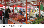 Продавец фруктов в Гамбурге. Каждое воскресенье с 05:00 утра, Гамбург, Германия (2012 год). Редакционное видео, видеограф Данил Руденко / Фотобанк Лори