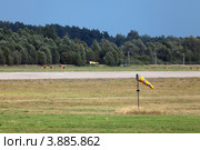 Ветроуказатели вдоль взлетно-посадочной полосы аэродрома. Стоковое фото, фотограф Игорь Долгов / Фотобанк Лори