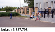 Дети катаются на велосипедах и роликах (2012 год). Редакционное фото, фотограф Сагирова Алсу / Фотобанк Лори