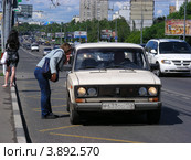 Женщина договаривается с водителем машины. Щелковское шоссе. Москва (2012 год). Редакционное фото, фотограф lana1501 / Фотобанк Лори