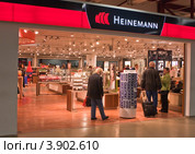 Магазин Duty Free в аэропорту Берлина. Германия (2012 год). Редакционное фото, фотограф Николай Коржов / Фотобанк Лори