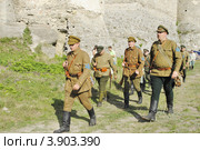 Марширующие солдаты УПА. Реконструкция событий 1919 года в г. Каменце-Подольском (2012 год). Редакционное фото, фотограф Красилов Игорь / Фотобанк Лори