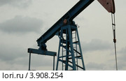 Добыча нефти. Нефтяная качалка, Башкирия. Стоковое видео, видеограф Mikhail Erguine / Фотобанк Лори