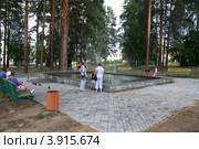 Люди около фонтана. Город Заречный Свердловской области (2012 год). Редакционное фото, фотограф Константин Безденежных / Фотобанк Лори