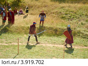 Два воина, битва на мечах. Реконструкция (2012 год). Редакционное фото, фотограф Сергей Федулов / Фотобанк Лори