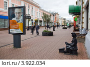 Скульптура чистильщика обуви на улице Большая Покровская в Нижнем Новгороде (2012 год). Редакционное фото, фотограф Igor Lijashkov / Фотобанк Лори