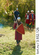 Воин в легких доспехах идет на дуэль (2012 год). Редакционное фото, фотограф Сергей Федулов / Фотобанк Лори